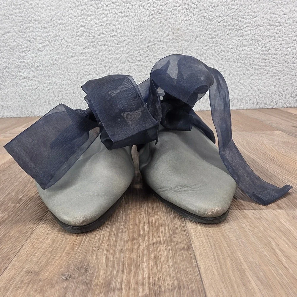 SULU‎ Women's 38 Gray Leather Pointed Toe Flats with Navy Ribbon Slip On Slides